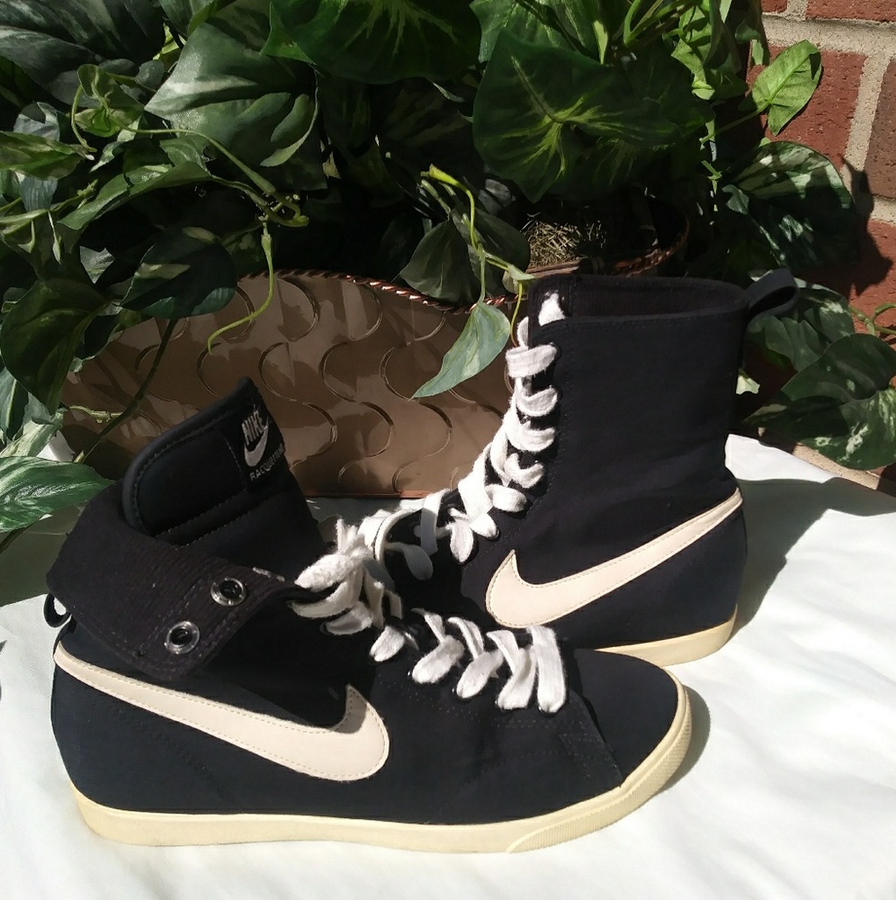 Nike Racquette Mid/High Ladies Sneaker Boots